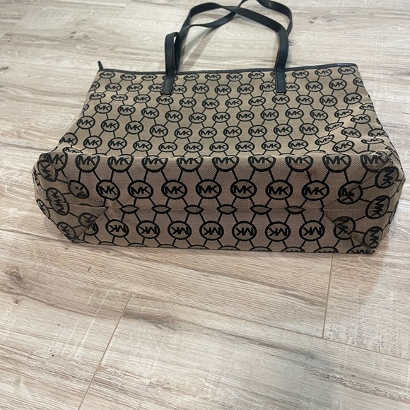 Authentic Large Michael Kors bag - Picture 13 of 16